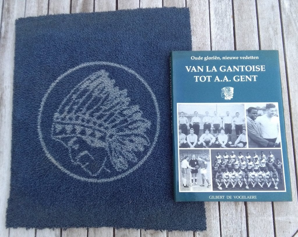AA Gent Nostalgisch stuk tapijt en boek (boek gereserveerd)., Sport en Fitness, Voetbal, Ophalen, Gebruikt, Clubaccessoires
