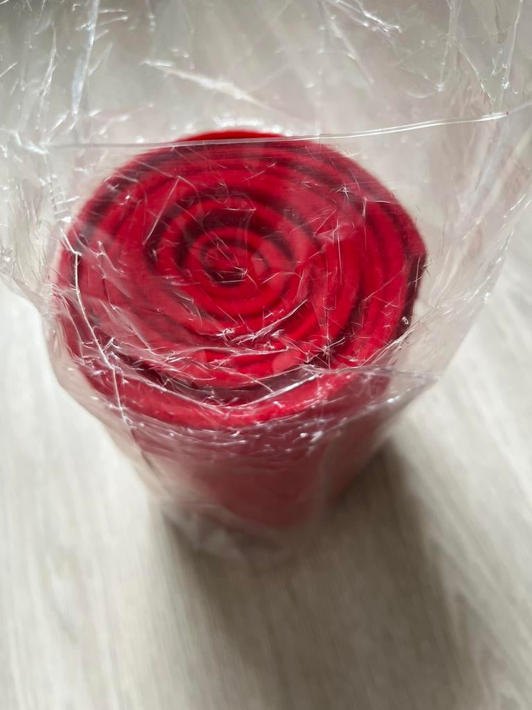 Un rouleau de feutrine rouge, Enlèvement ou Envoi