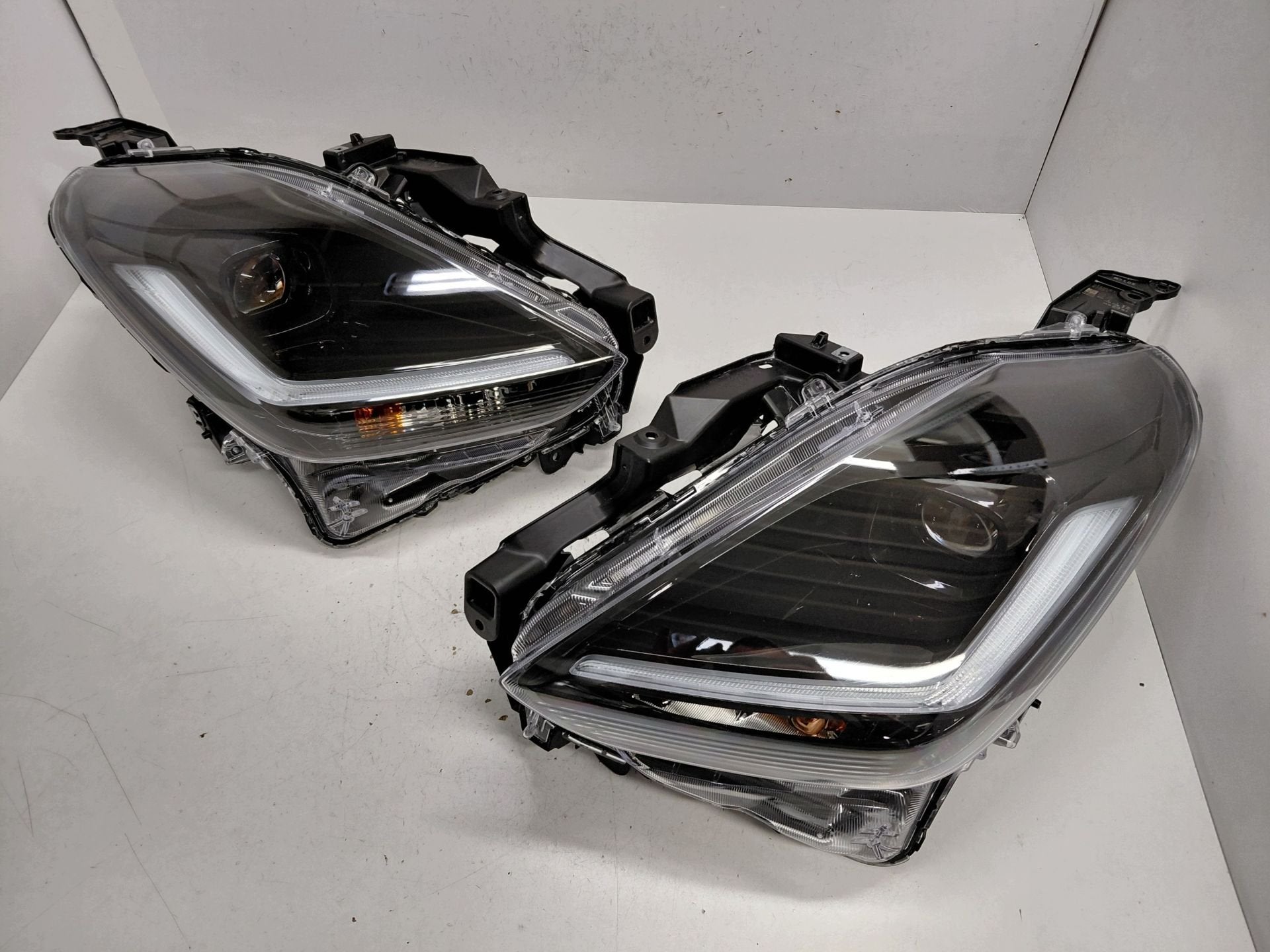 Phare gauche Stanley pour Suzuki Swift MK9, Info@suzuki.co.jp, Takatsuka-cho, Chuo-ku 300
432-8611  Hamamatsu, Suzuki Motor Corporation