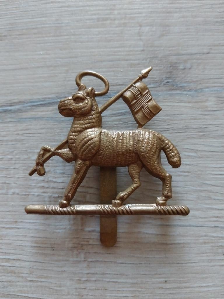 Britse cap badge wo2 West Surrey regiment, Verzamelen, Militaria | Algemeen, Ophalen of Verzenden