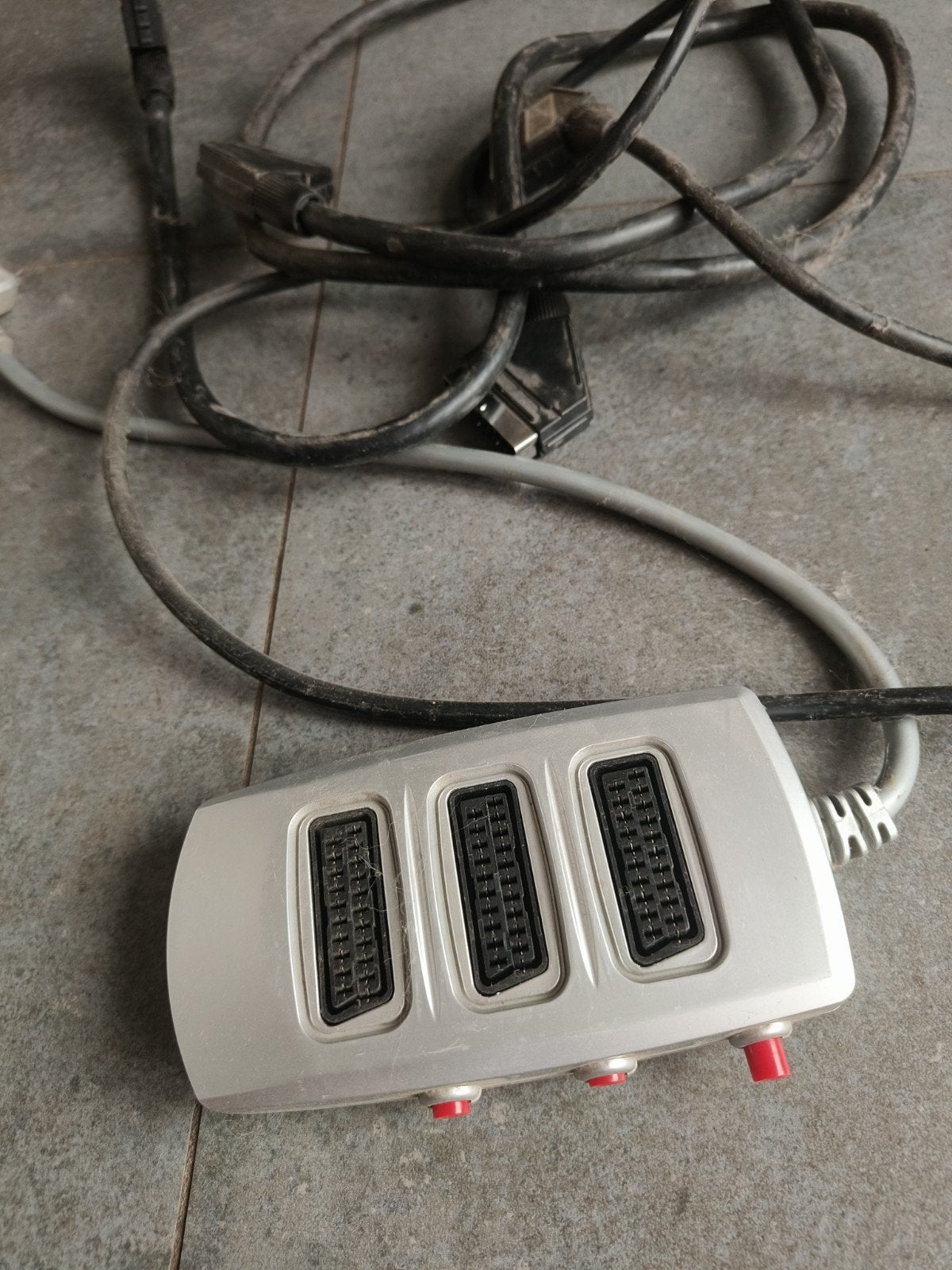 scart splitterbox Gratis! met 3 kabels, Ophalen