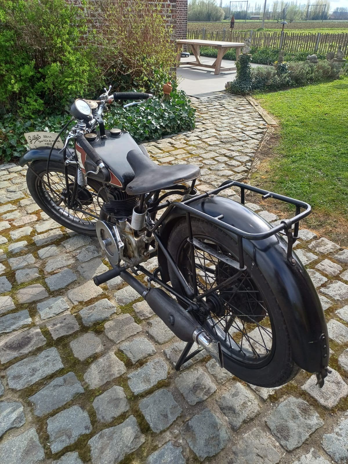 Gillet tour de monde, Motos, Enlèvement