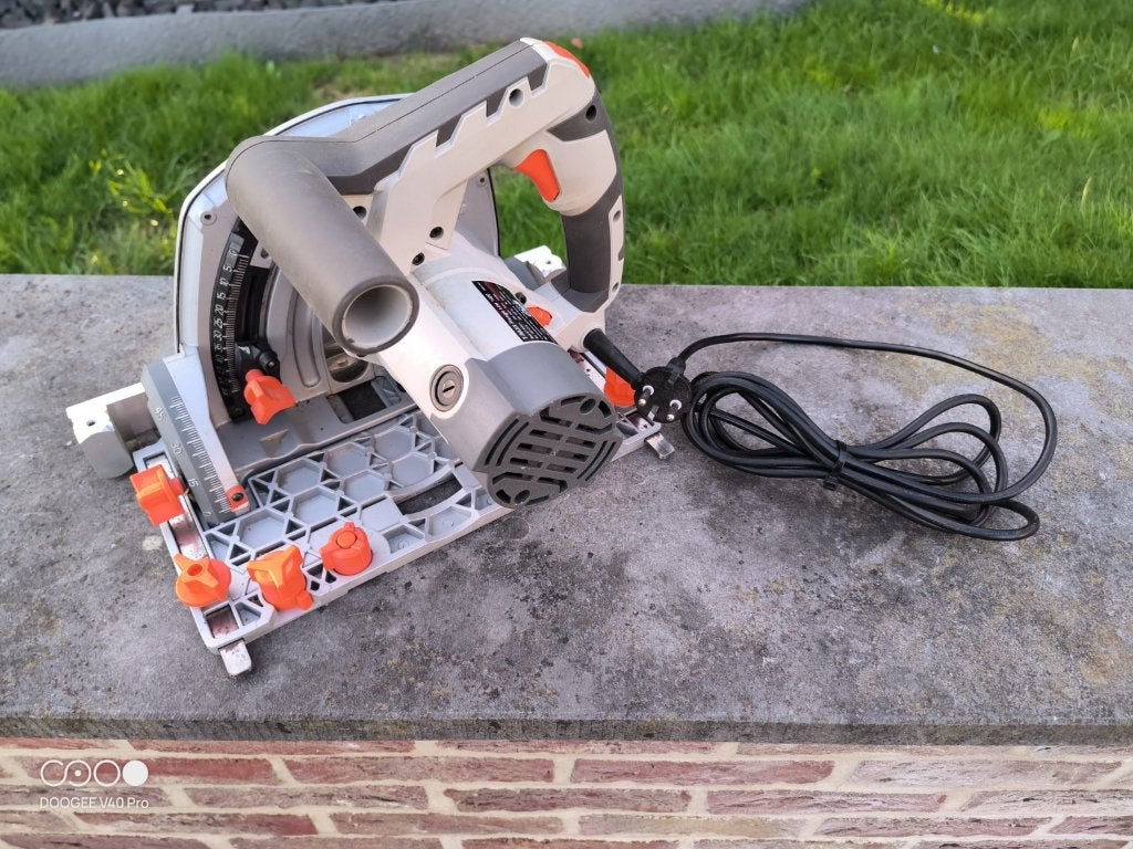 Scie plongeante T-RAXX 1400 W (Rees Milling) avec étui., Enlèvement ou Envoi, 1200 watts ou plus, 30 à 70 mm, Scie plongeante