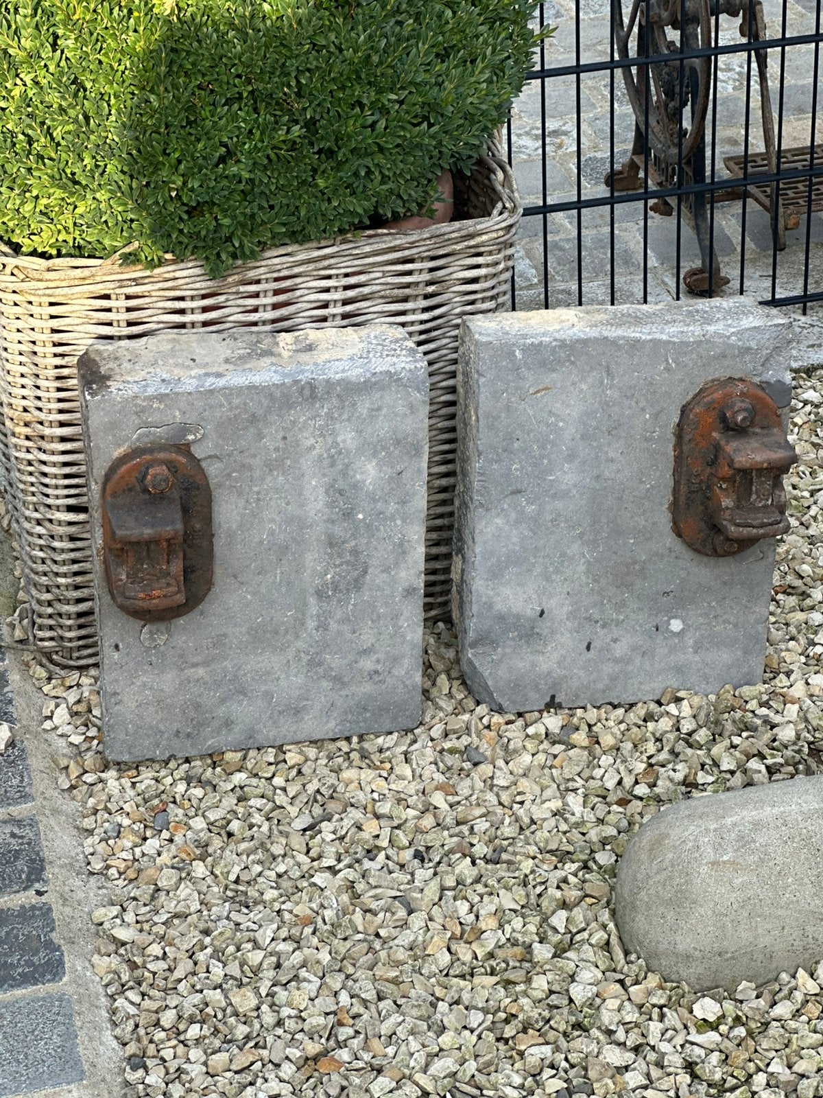 Zeer oude poort voeten in blauwsteen, Ophalen