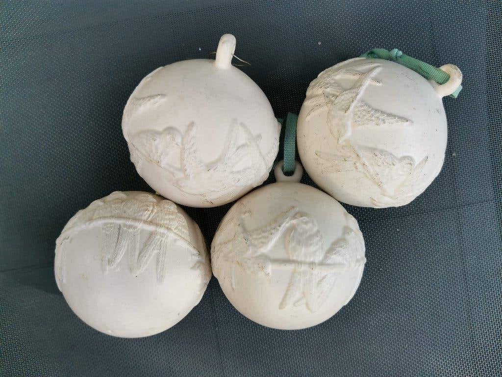4 boules de Noël blanches de 9 cm - avec relief d'oiseaux, Enlèvement ou Envoi