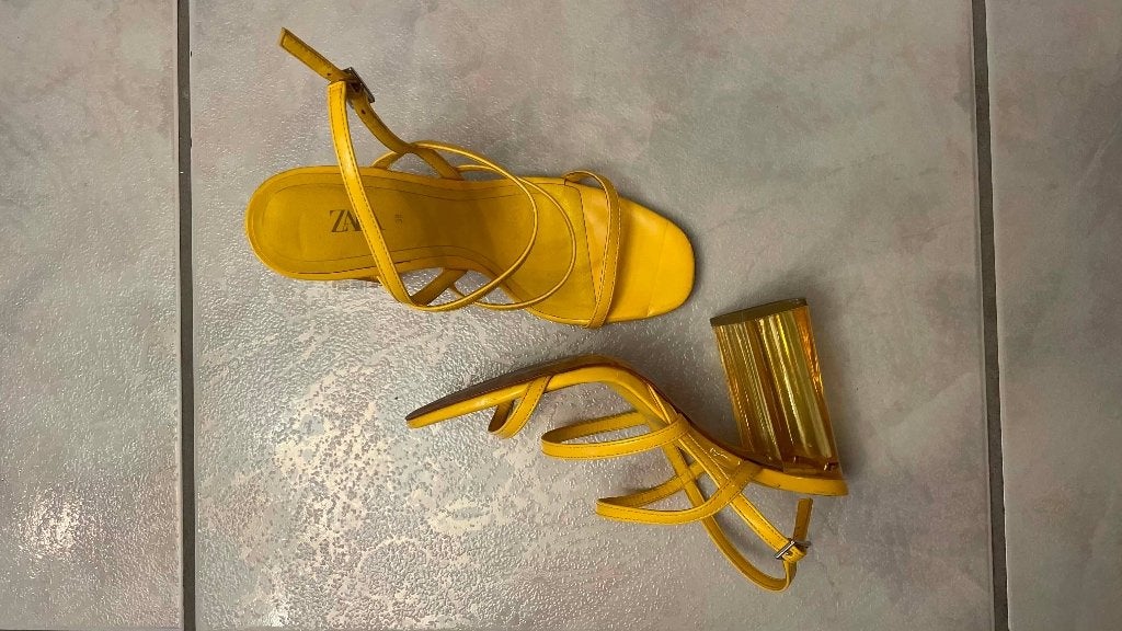 ZARA gele sandalen met 38 hakken, Zara, Geel, Zo goed als nieuw, Sandalen of Muiltjes
