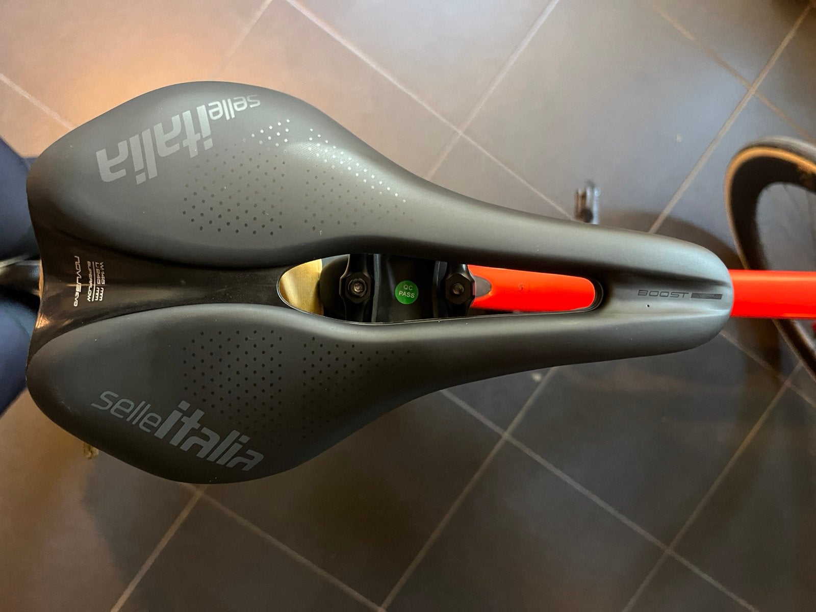 Selle italia novus boost evo zadel, Vélos & Vélomoteurs, Enlèvement ou Envoi, Neuf, Selle
