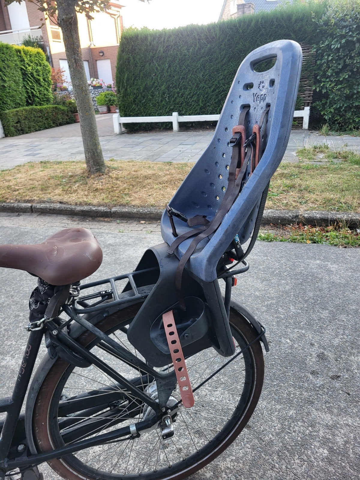 Yepp maxi 2 easyfit (excl adapter), Fietsen en Brommers, Achterzitje, Voetsteuntjes, Yepp (Thule), Zo goed als nieuw