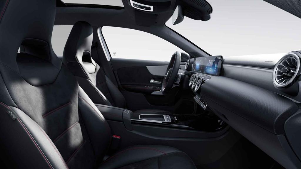 Mercedes-Benz A-Klasse 180 Hatchback AMG Line | Panoramisch, Stof, Gebruikt, 4 cilinders, 136 pk
