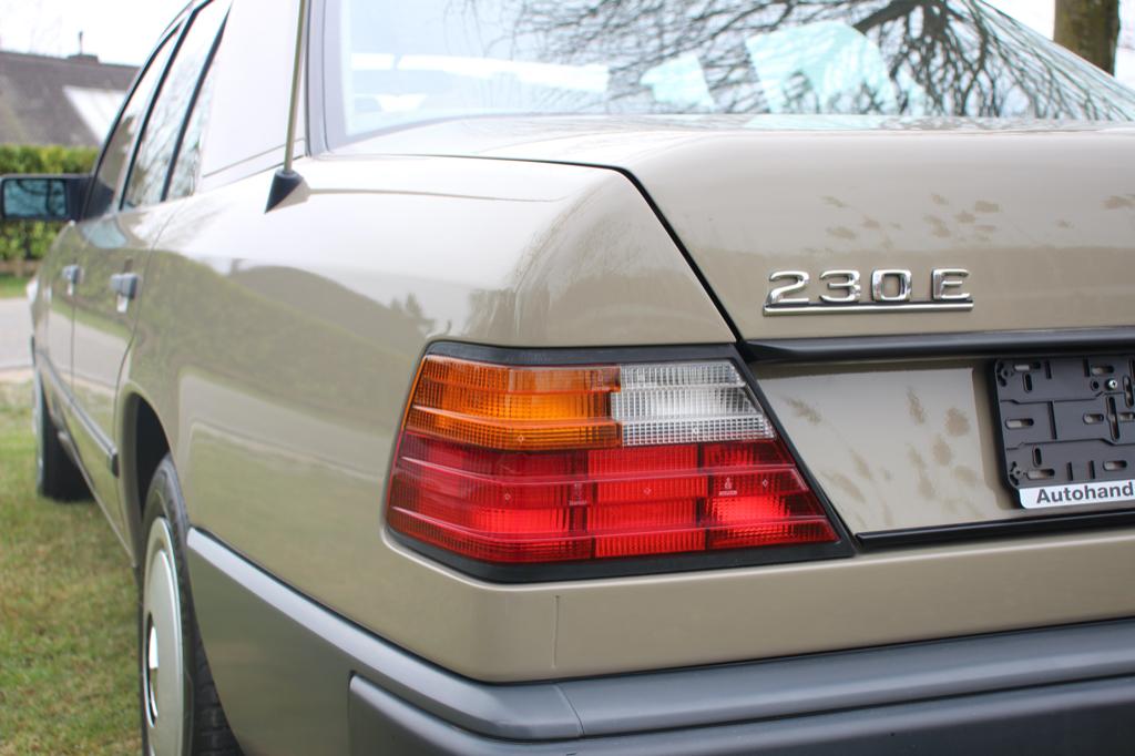 Mercedes 230E ROESTVRIJ en 1e eigenaar!, Euro 2, 4 deurs, Beige, 4 cilinders