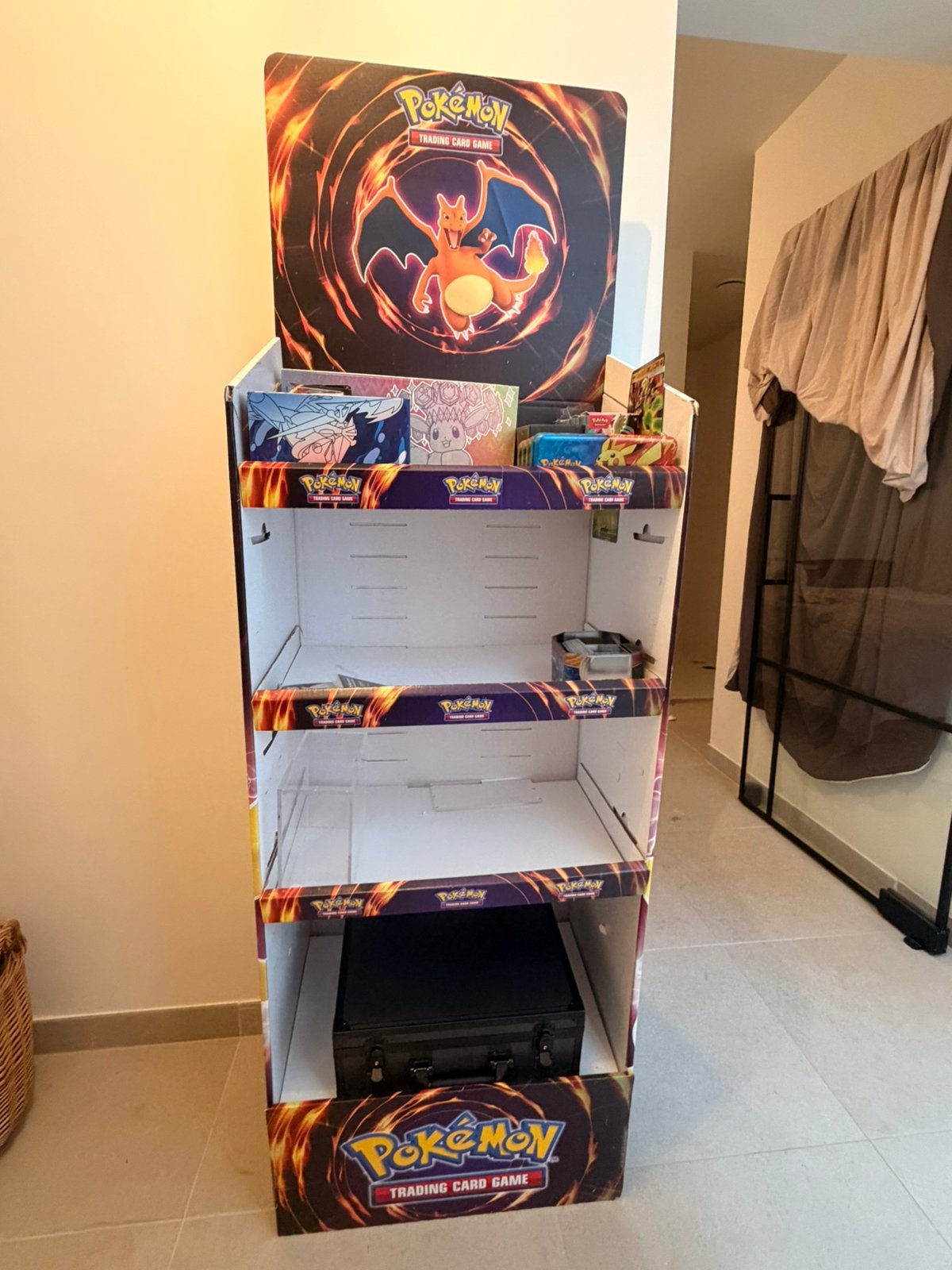 Présentoir Pokemon Charizard X Pikachu + accessoires, Enlèvement, Comme neuf, Cartes en vrac