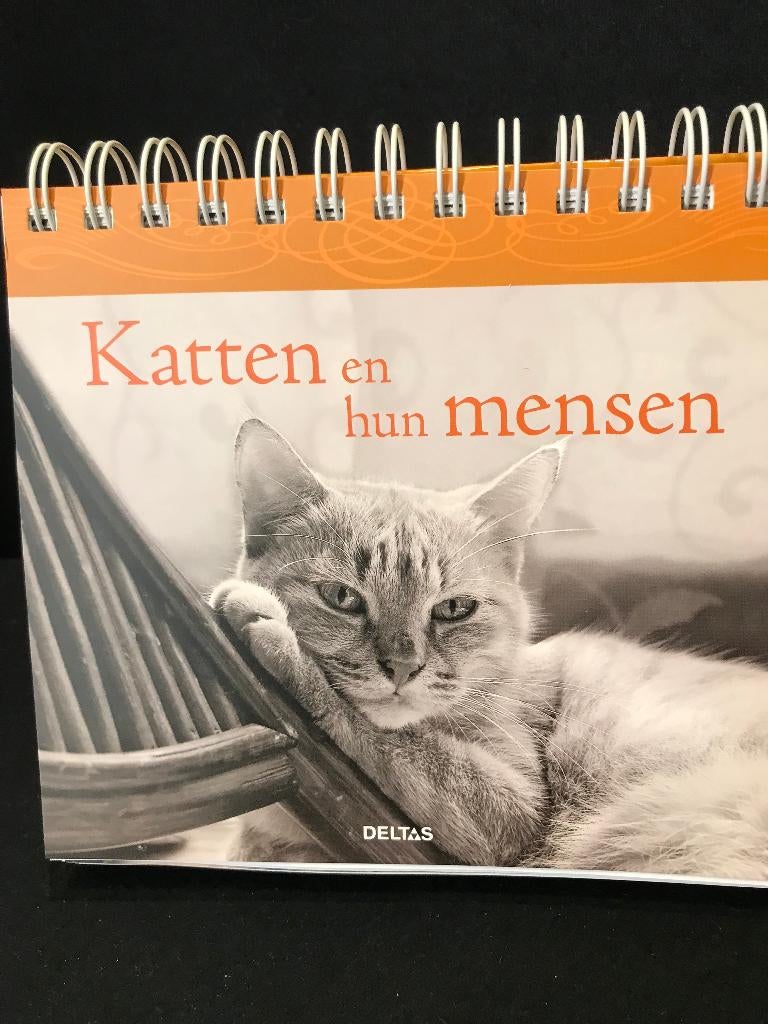 Livre à spirale « Les chats et leur peuple », Enlèvement ou Envoi, Chats, Diverse auteurs, Comme neuf
