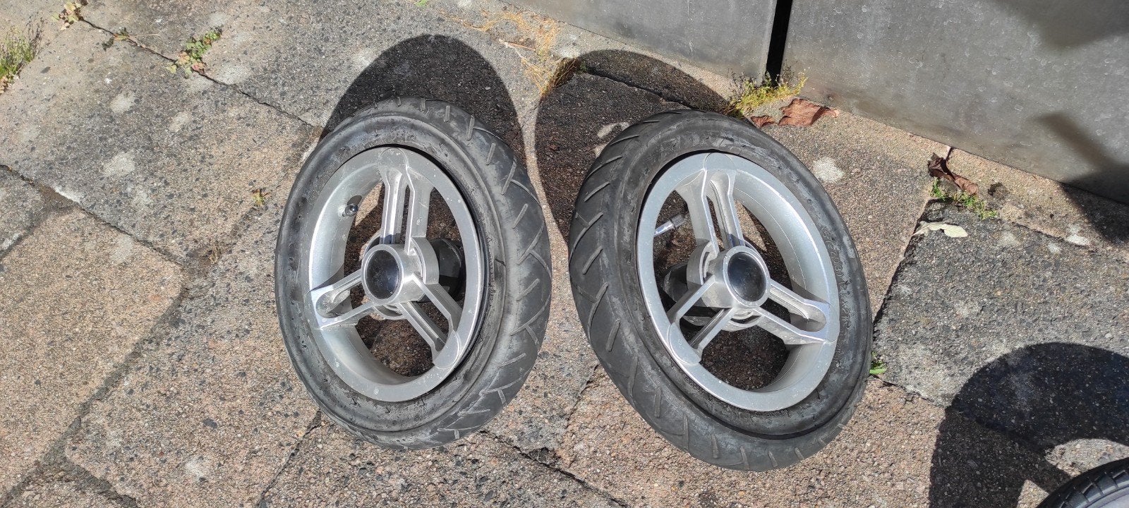 2 achterwielen kinderwagen,Mutsy,  12,5 inch, binnen- en bui, Kinderen en Baby's, Overige Kinderen en Baby's, Ophalen of Verzenden