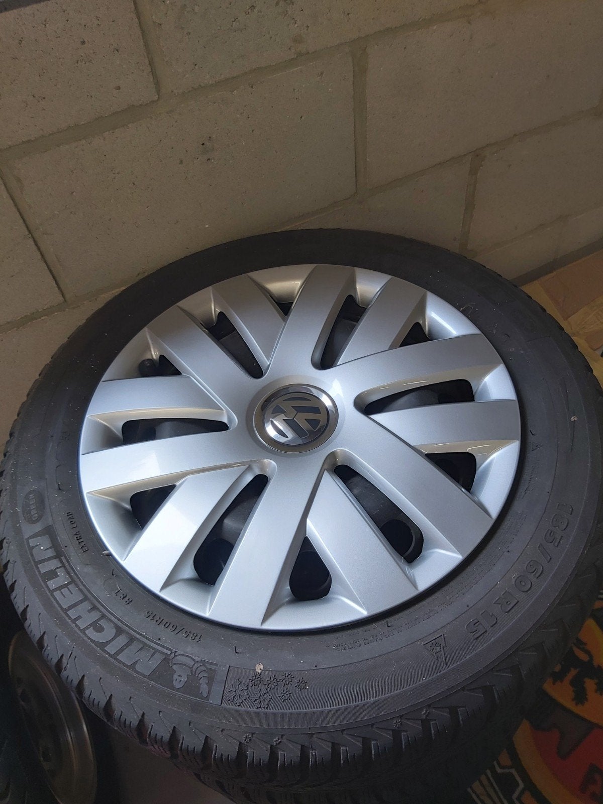 Michelin winterbanden op stalen velgen met nieuwe wieldoppen, Auto-onderdelen, Banden en Velgen, Ophalen, Gebruikt, 15 inch, Banden en Velgen