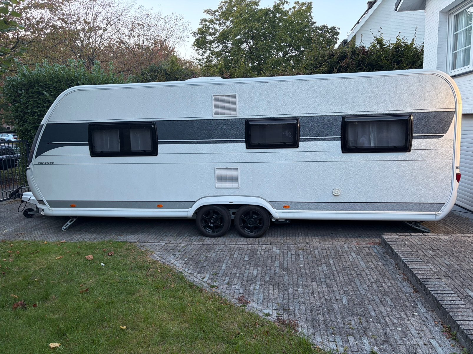 Hobby 650 ufF, airco, mover, luifel, airtent, Rondzit, Hobby, Particulier, 1500 - 2000 kg