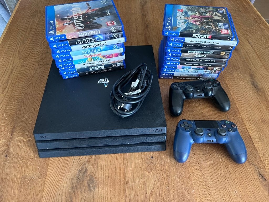 PS4 Pro + 2 controllers + 20 games, Games en Spelcomputers, Spelcomputers | Sony PlayStation 4, Ophalen, Met games, Met 2 controllers