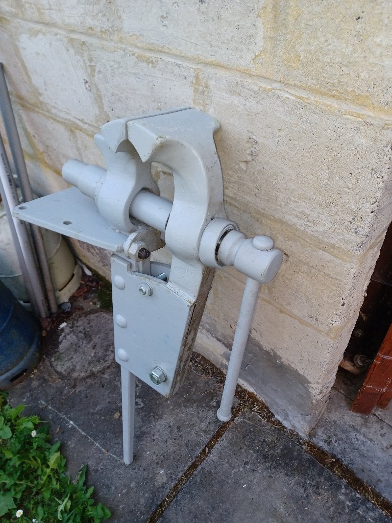 étau à pied, Bricolage & Construction, Enlèvement, Comme neuf, 120 à 170 cm, Étau