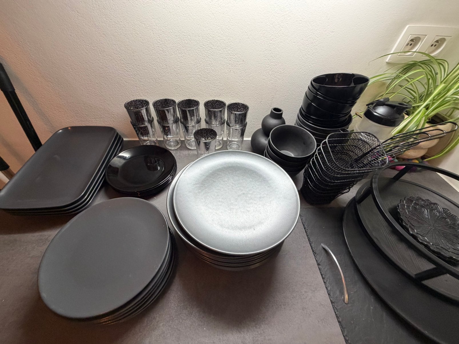 Service vaiselle noir/ gris a vendre récupérer a grimbergen, Enlèvement, Comme neuf