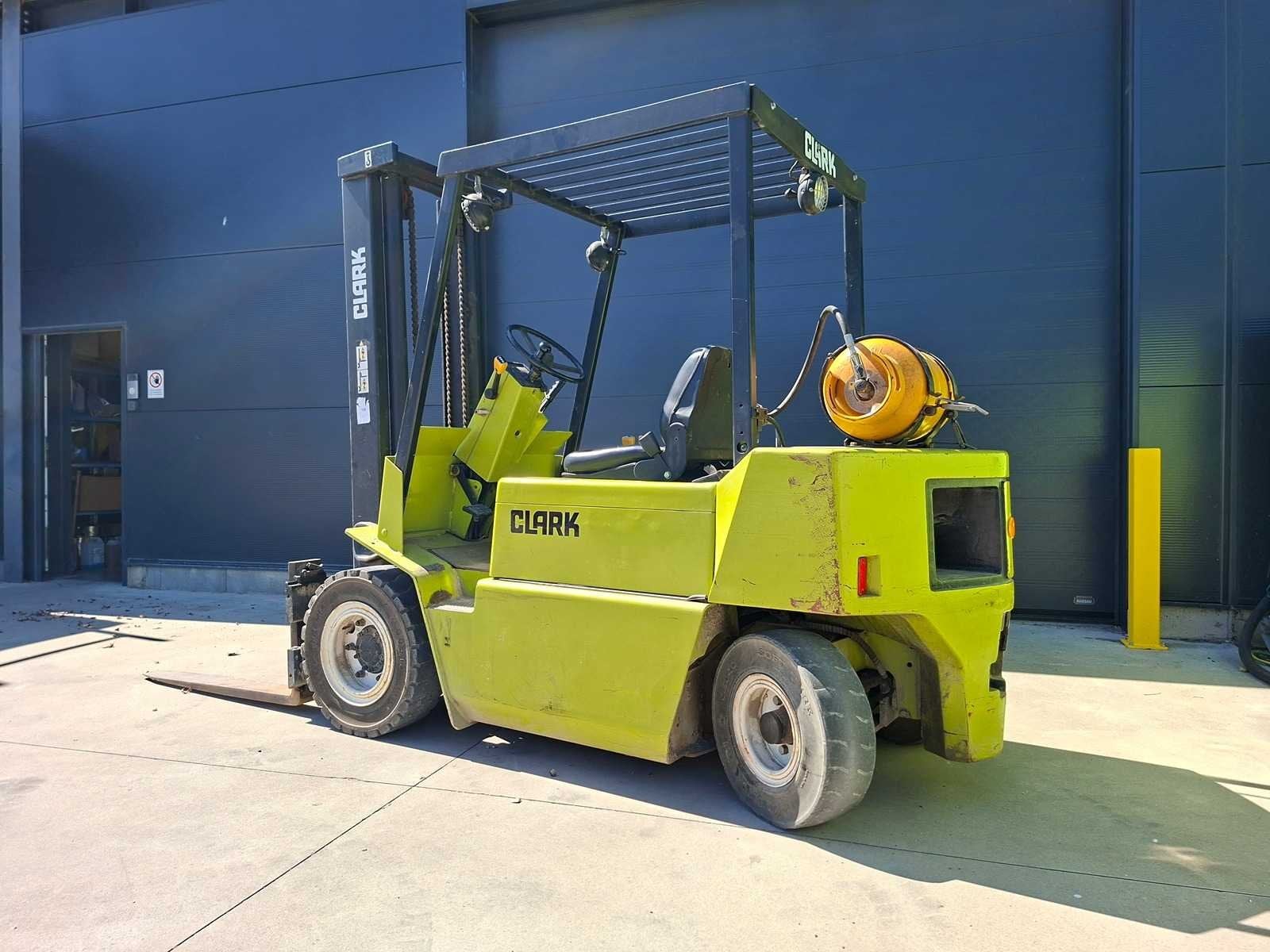 Clark - GPM25L - Forklift Trucks - 1986, Articles professionnels, LPG, Chariot élévateur, Clark