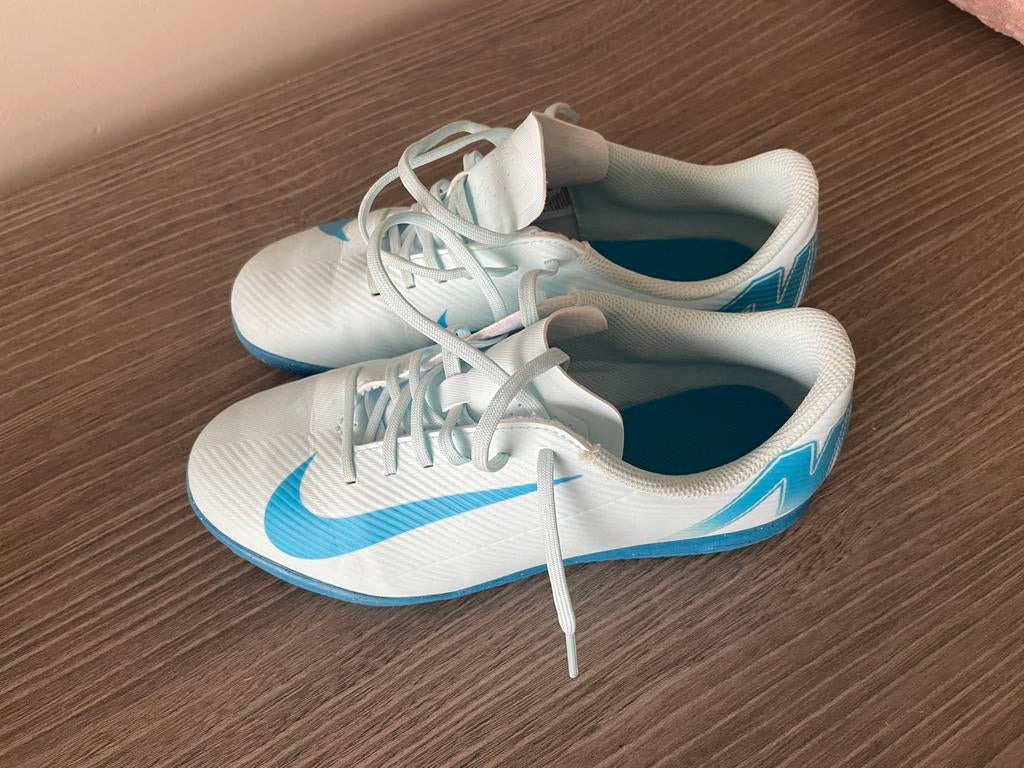 Indoor voetbalschoenen, Sport en Fitness, Voetbal, Ophalen, Zo goed als nieuw