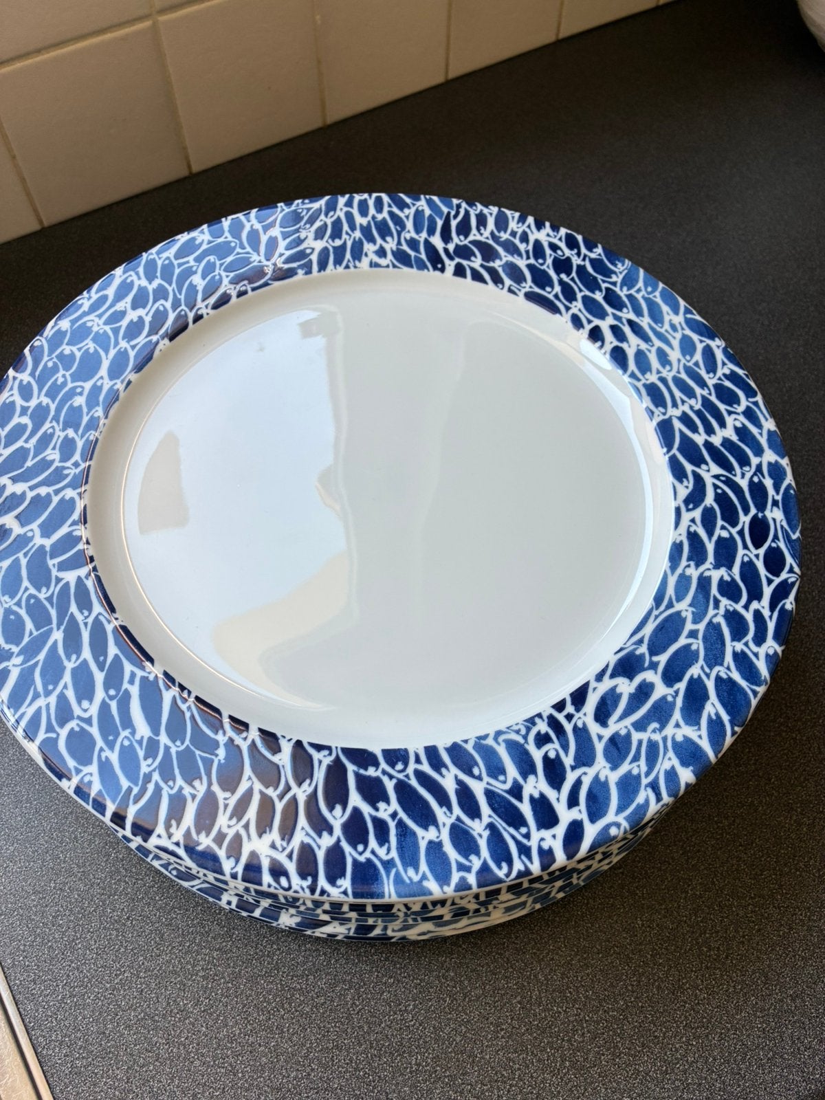 8 grote borden met vismotief, Enlèvement, Assiettes(s)