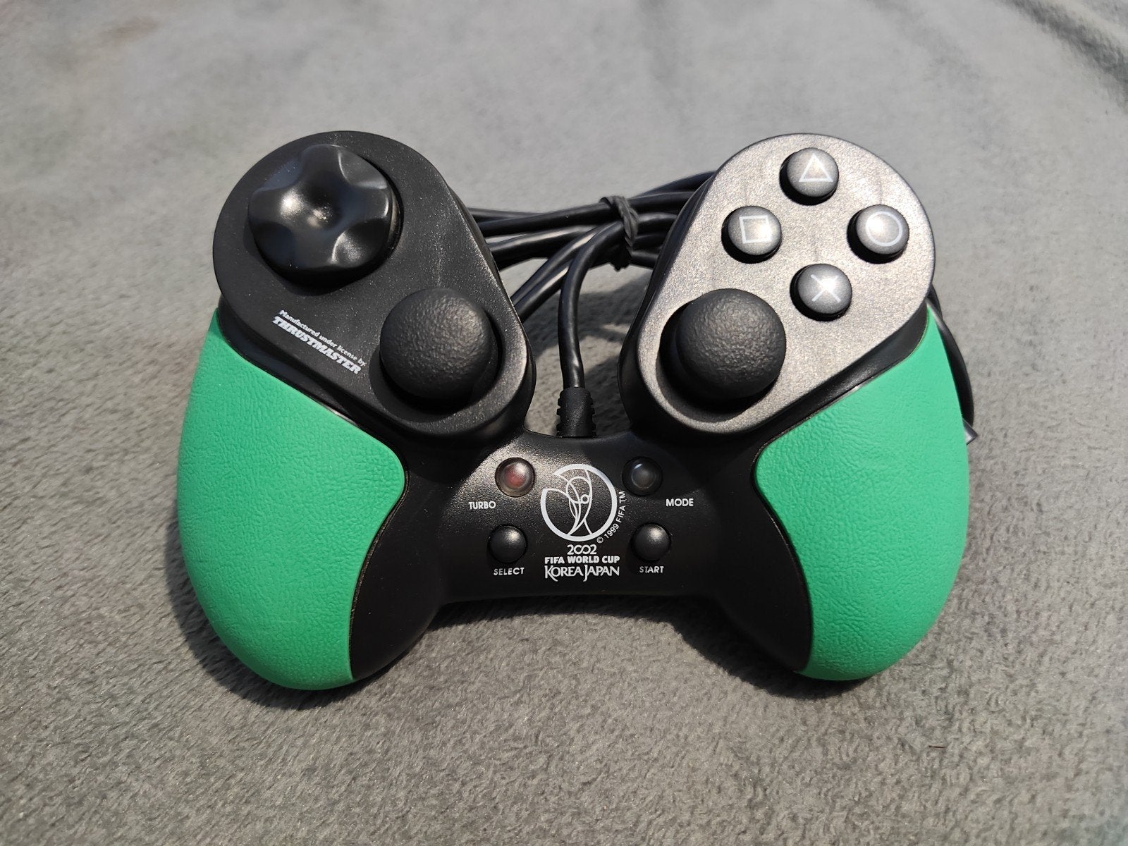 Thrusmaster Fifa World Cup 2002 manette ps1 / ps2., Consoles de jeu & Jeux vidéo, Enlèvement ou Envoi, Comme neuf, PlayStation