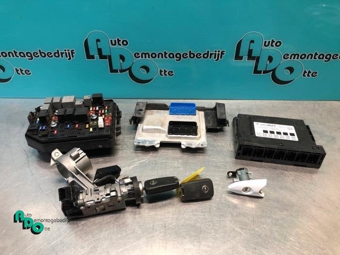 Kontaktslot + computer van een Opel Karl (Karl 15-), Gebruikt, -, -, Opel