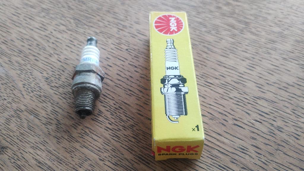 Bougies d'allumage NGK: CMR6A non utilisée; CMR6H utilisée, Enlèvement ou Envoi, Neuf