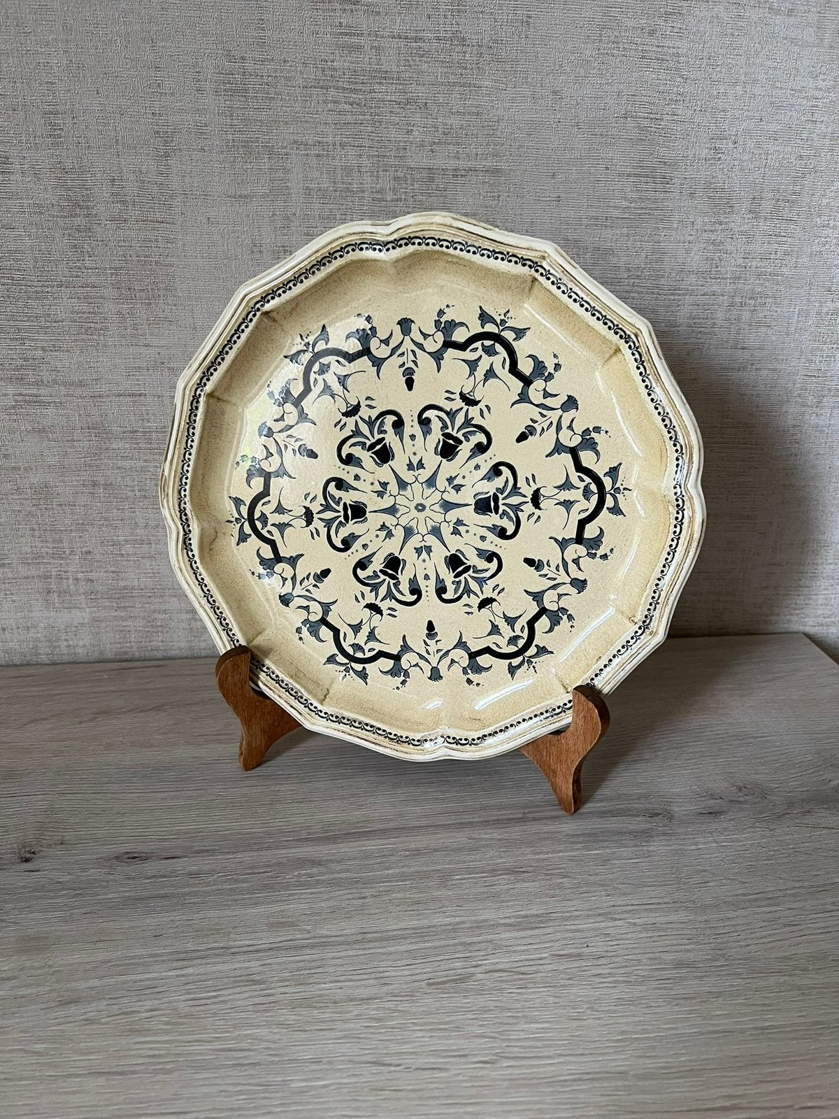 Assiette Décorative Faïencerie de Salins – Style Moustiers, Enlèvement