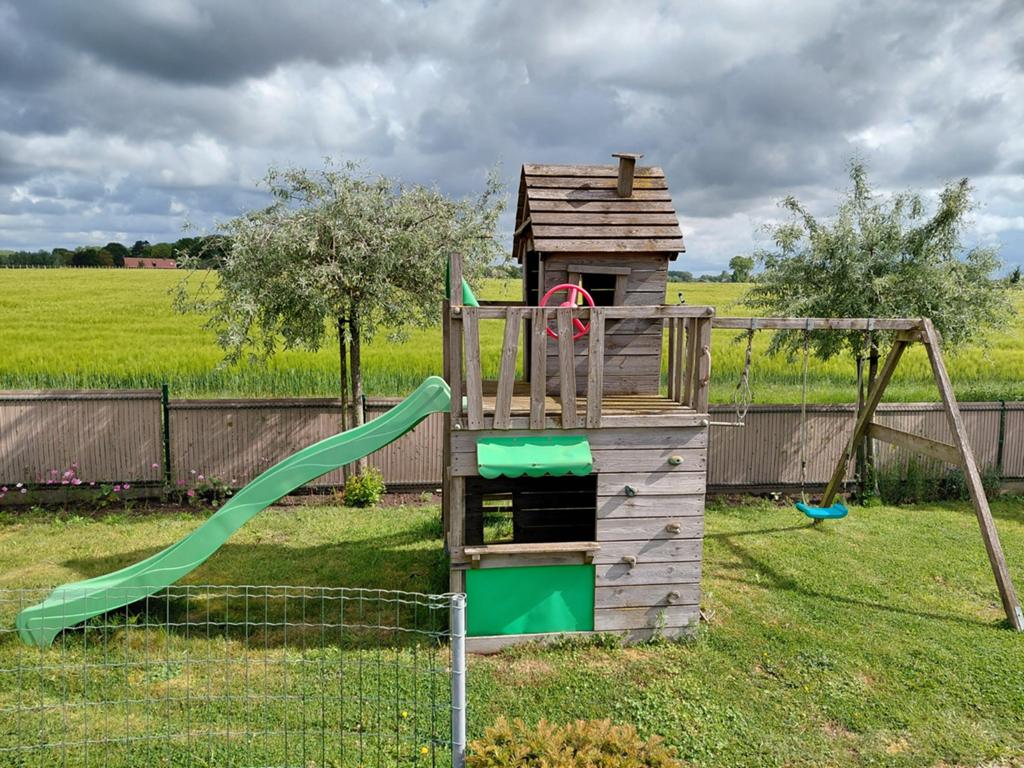 Speeltoestel met huisjes, schommel en glijbaan, Kinderen en Baby's, Speelgoed | Buiten | Speeltoestellen, Ophalen, Gebruikt, Schommel