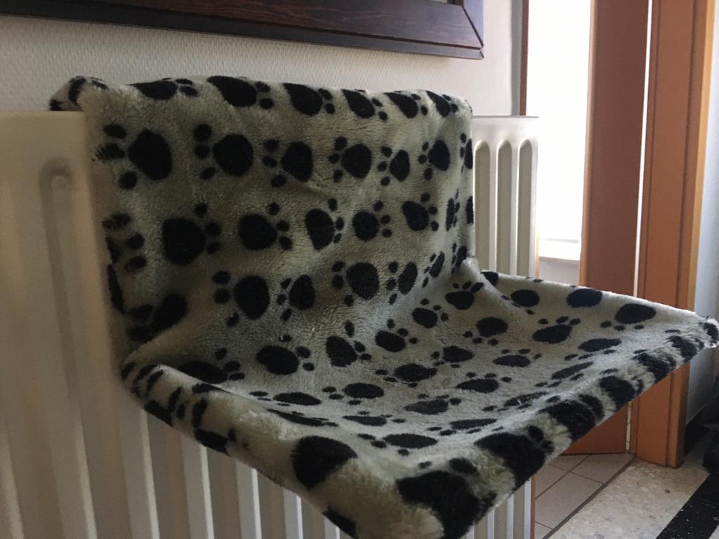 Kattenhangmat met beugel voor aan radiator. 47x 30 x 25 cm, Dieren en Toebehoren, Kattenmanden, Gebruikt, Overige, Ophalen of Verzenden