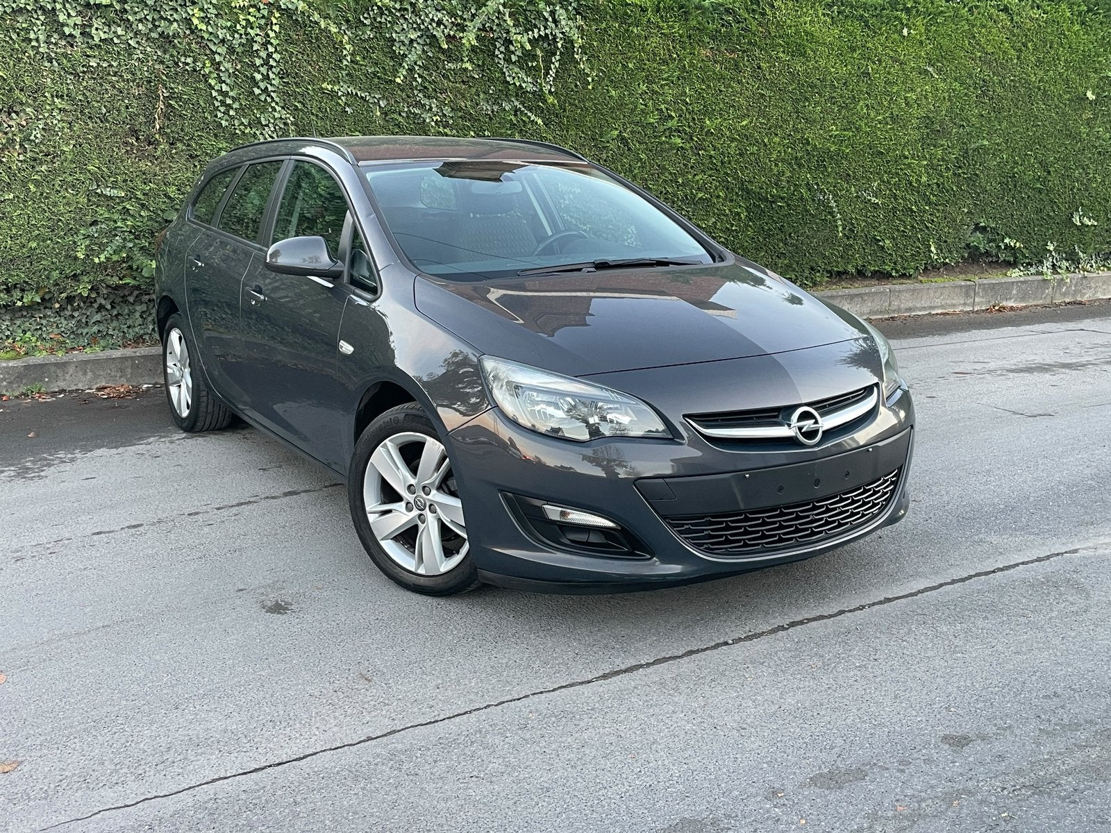 Opel Astra Cosmo 1.6i Benzine / 2013 / 241000.km / Airco, Auto's, Voorwielaandrijving, Stof, Zwart, 4 cilinders