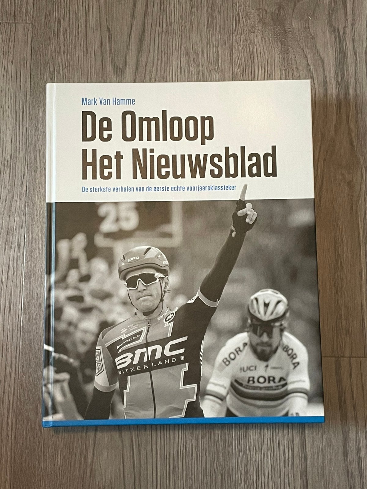 Boek omloop het nieuwsblad - 384 blz, Boeken, Ophalen of Verzenden, Zo goed als nieuw