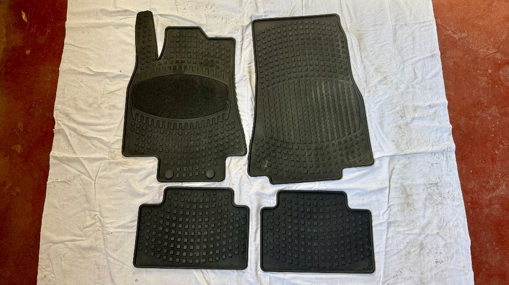 Tapis de sol d’origine caoutchouc Mercedes et Peugeot, Enlèvement, Utilisé