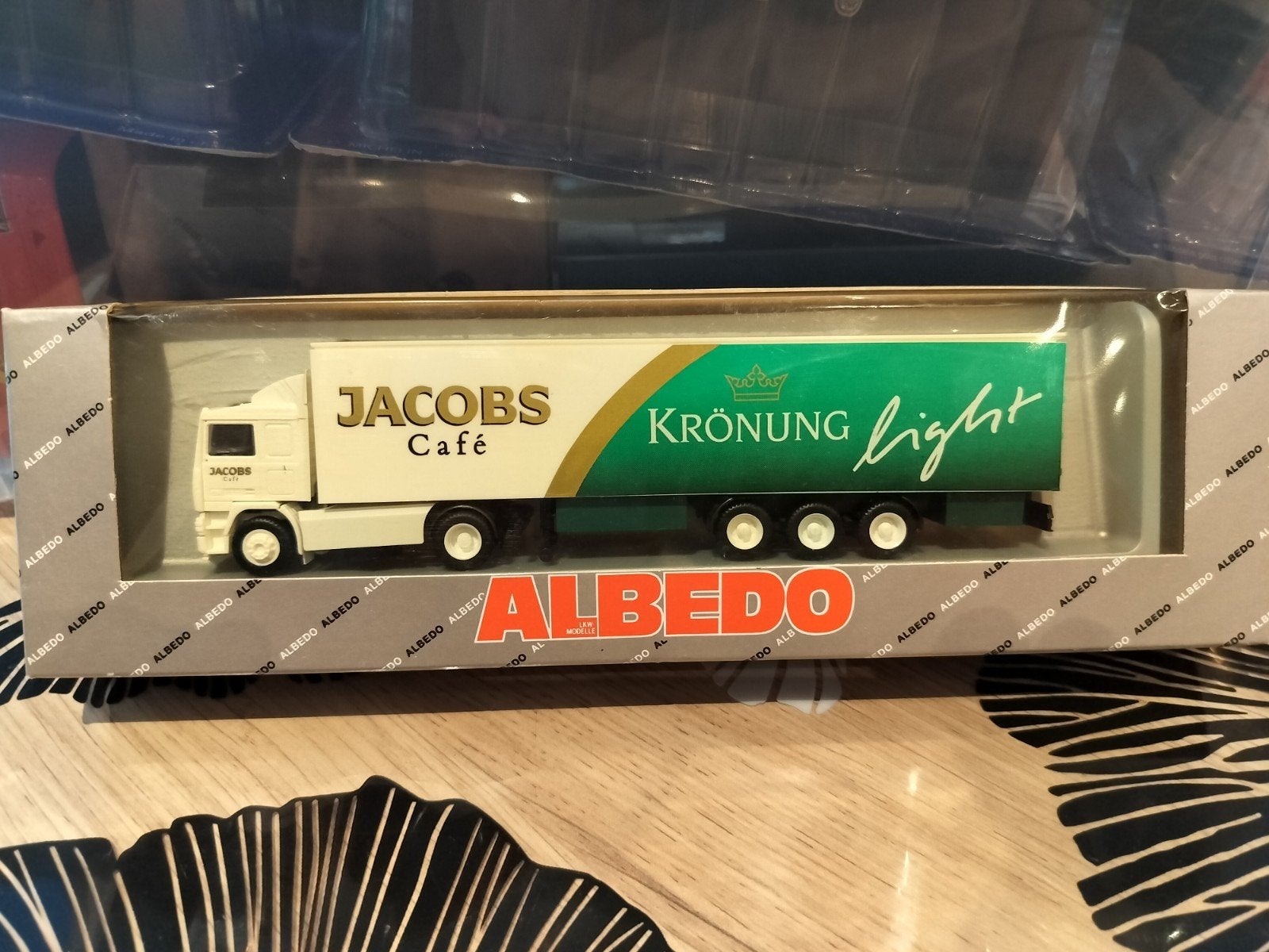 Albedo H0 MAN Jacobs Café met 1/87 oplegger, Ophalen of Verzenden, Nieuw, Bus of Vrachtwagen, Overige merken