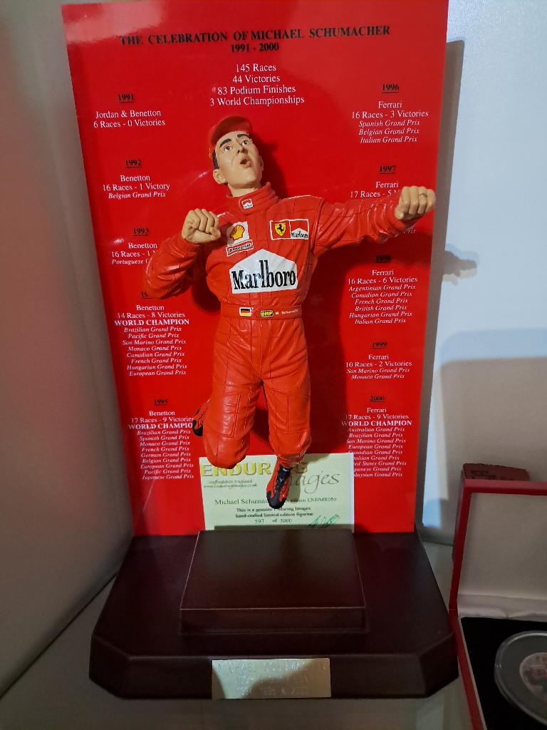 F1 M.Schumacher Celebration figurine, Hobby en Vrije tijd, Modelauto's | 1:18, Ophalen of Verzenden, Zo goed als nieuw, Overige typen