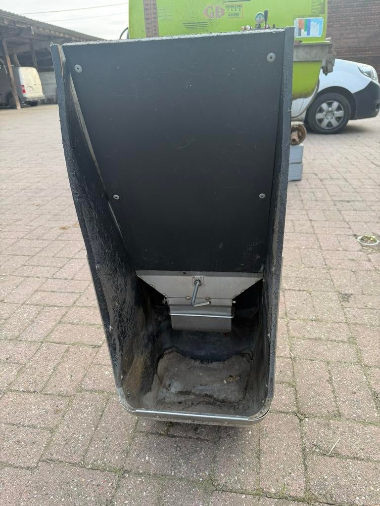 Voederbakken, Ophalen