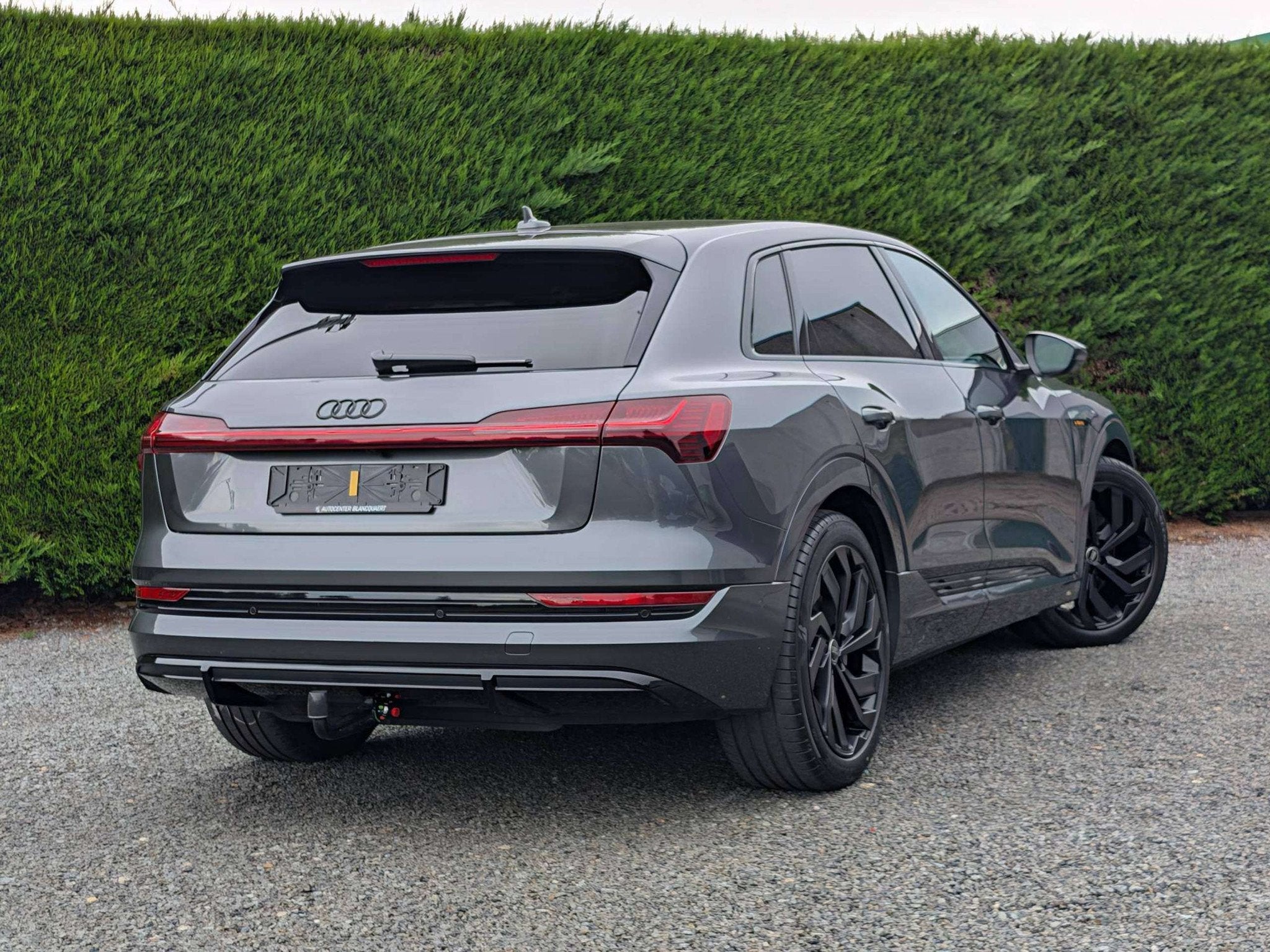 Audi Q8 e-tron (Q8) S-line - camera - trekhaak - zwarte dakh, Auto's, Audi, Automaat, Stof, Gebruikt, Zwart