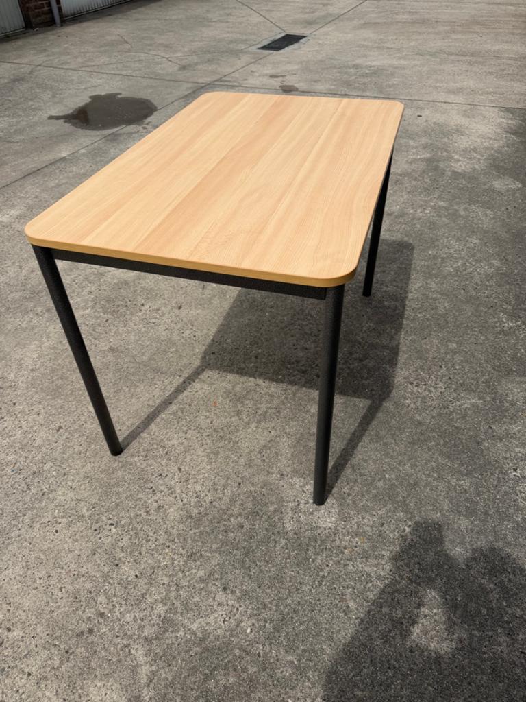 Mooie keukentafel met gehamerde poten, Ophalen, Zo goed als nieuw