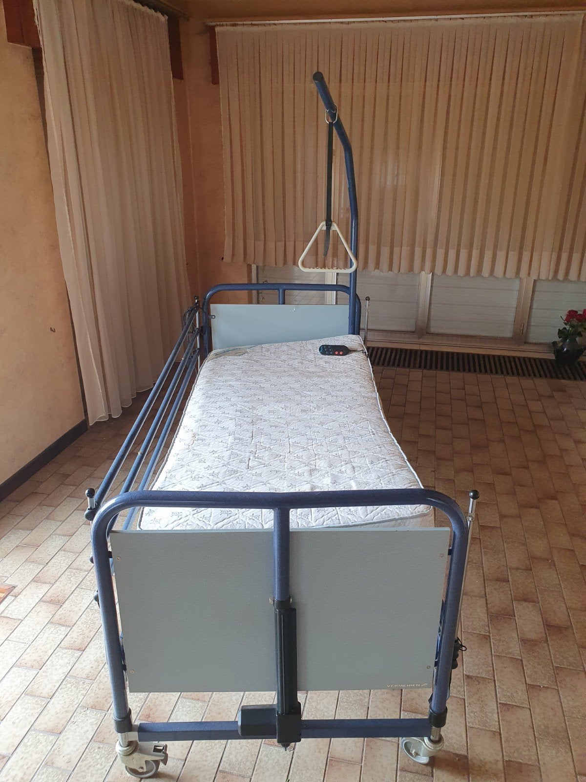 Ziekenhuis bedje " Electrisch " !, Ophalen, Gebruikt