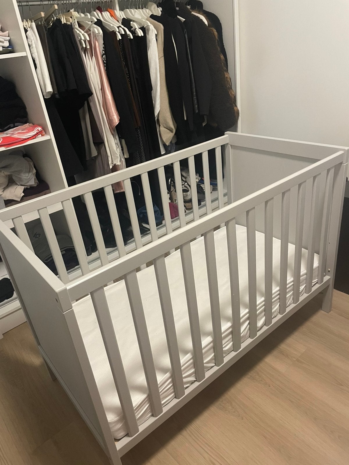 IKEA babybedje grijs + matras, Ophalen, Zo goed als nieuw