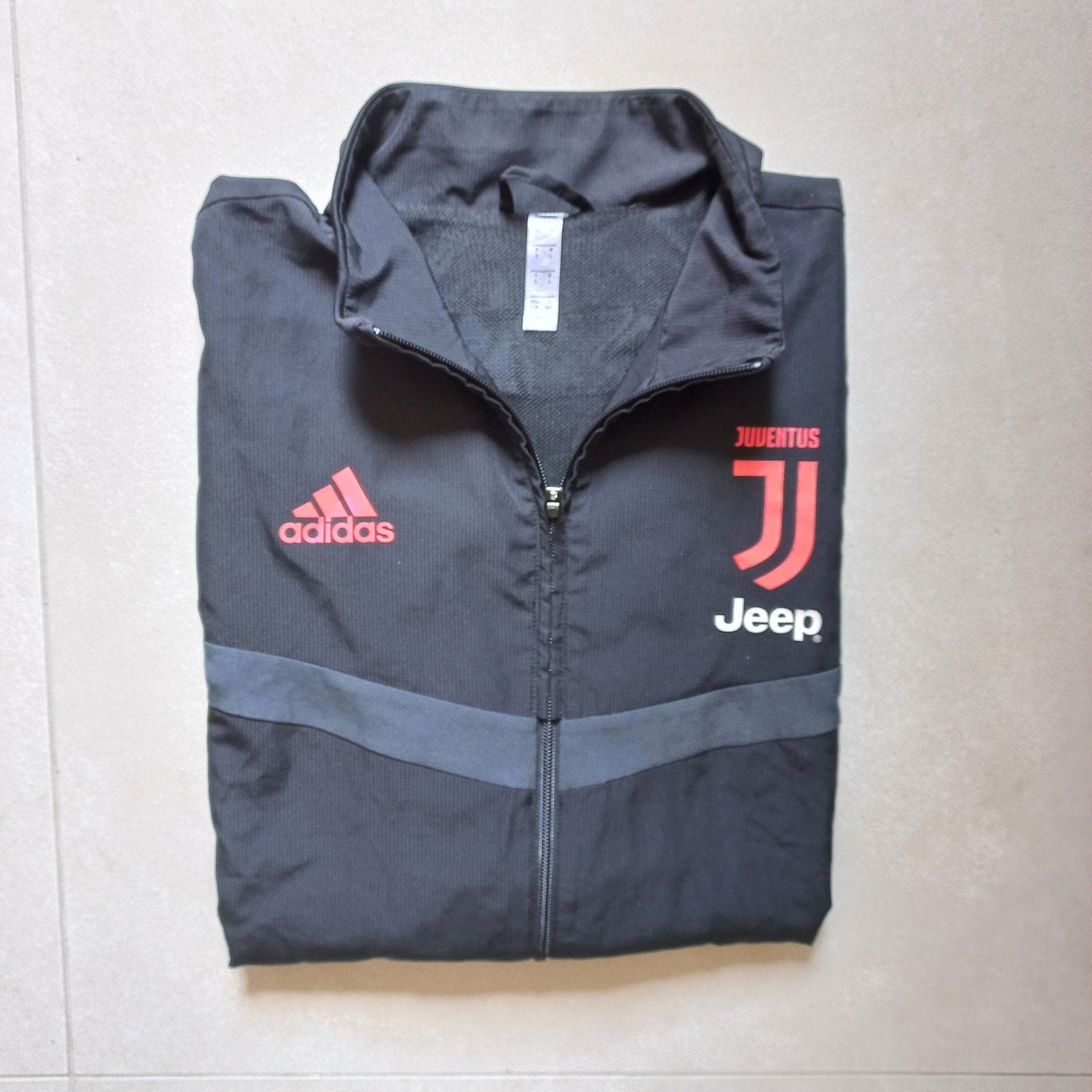 Stijlvol Adidas windjack Juventus maat L - zo goed als nieuw, Sport en Fitness, Voetbal, Zo goed als nieuw, Overige typen, Maat L