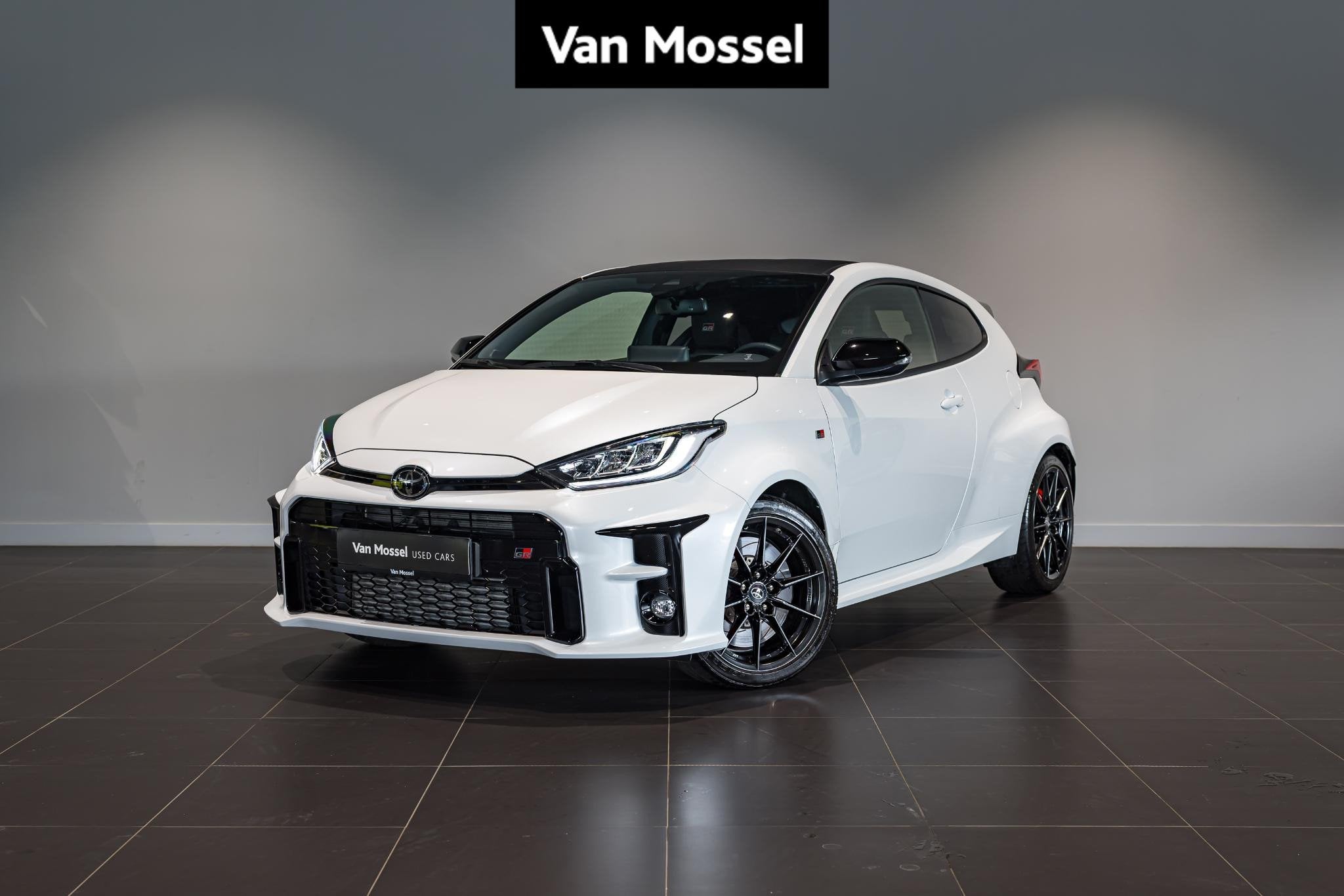 Toyota Yaris 1.6 GR Performance | Camera | Zetelverwarming |, 1618 cc, Postbus 212
4940 AE  Raamsdonksveer, NL, Wit, Handgeschakeld