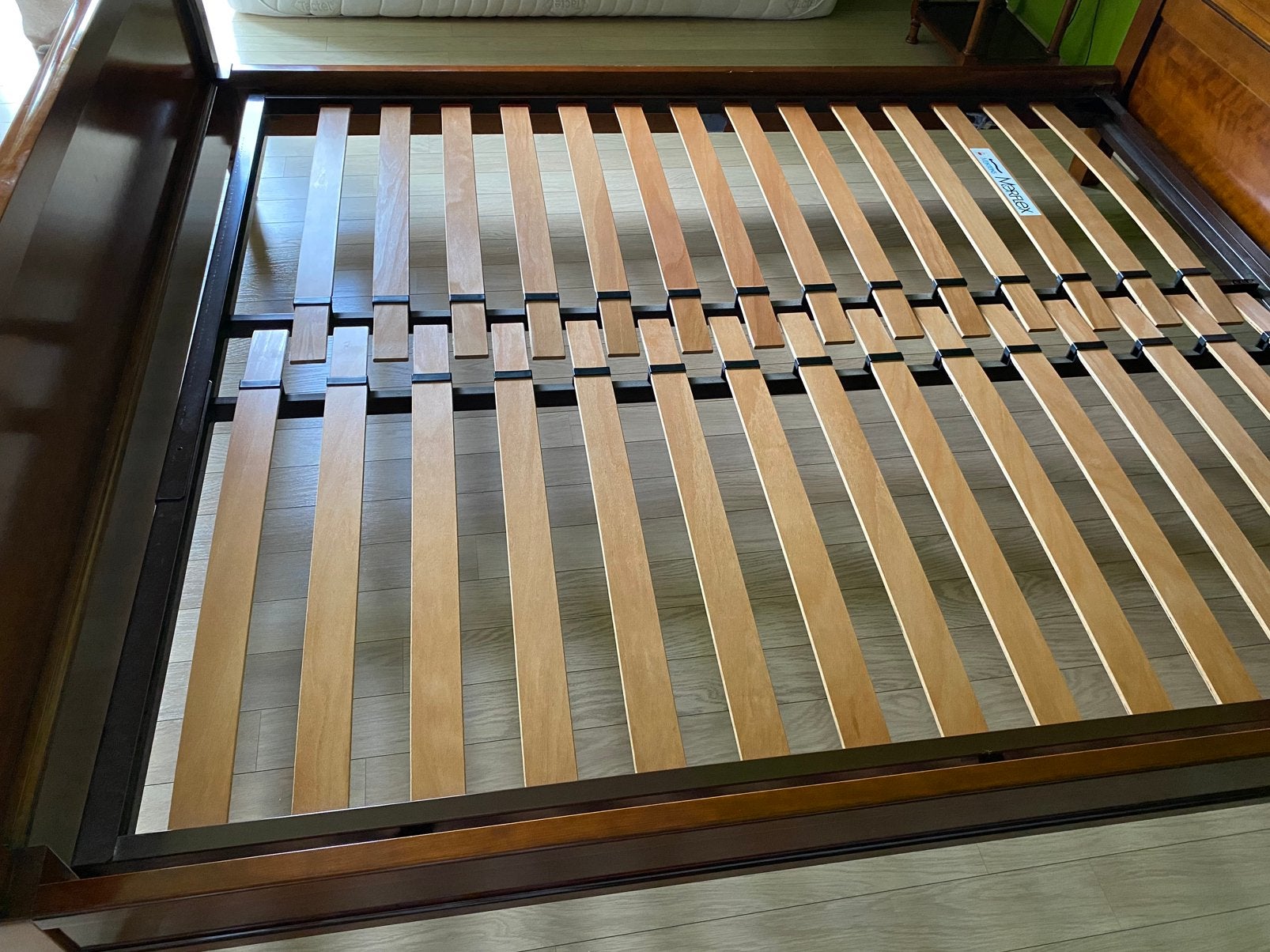 Bed in massief hout (kerselaar) met beddenbodem, Ophalen, Zo goed als nieuw, Matras