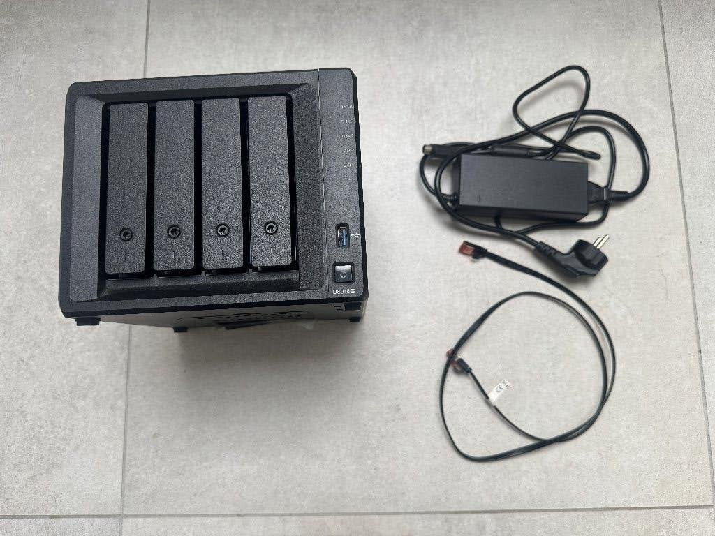Synology DS918+ NAS – 12TB WD Red + 2 250GB NVMe, Ophalen of Verzenden, Gebruikt