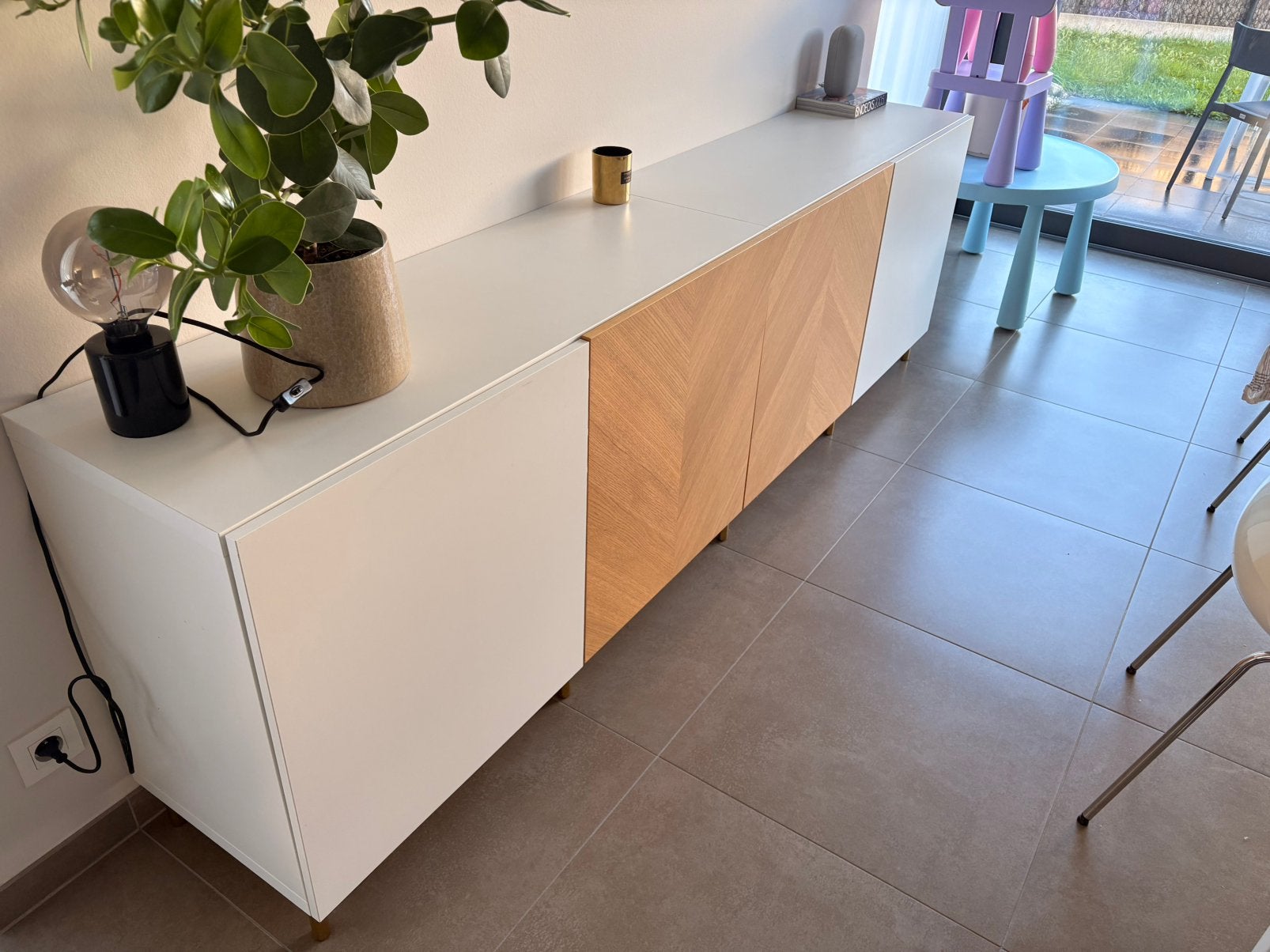 Luxe IKEA BESTÅ Dressoir wit/Eikenfineer & Messing pootjes, Huis en Inrichting, Ophalen, Zo goed als nieuw