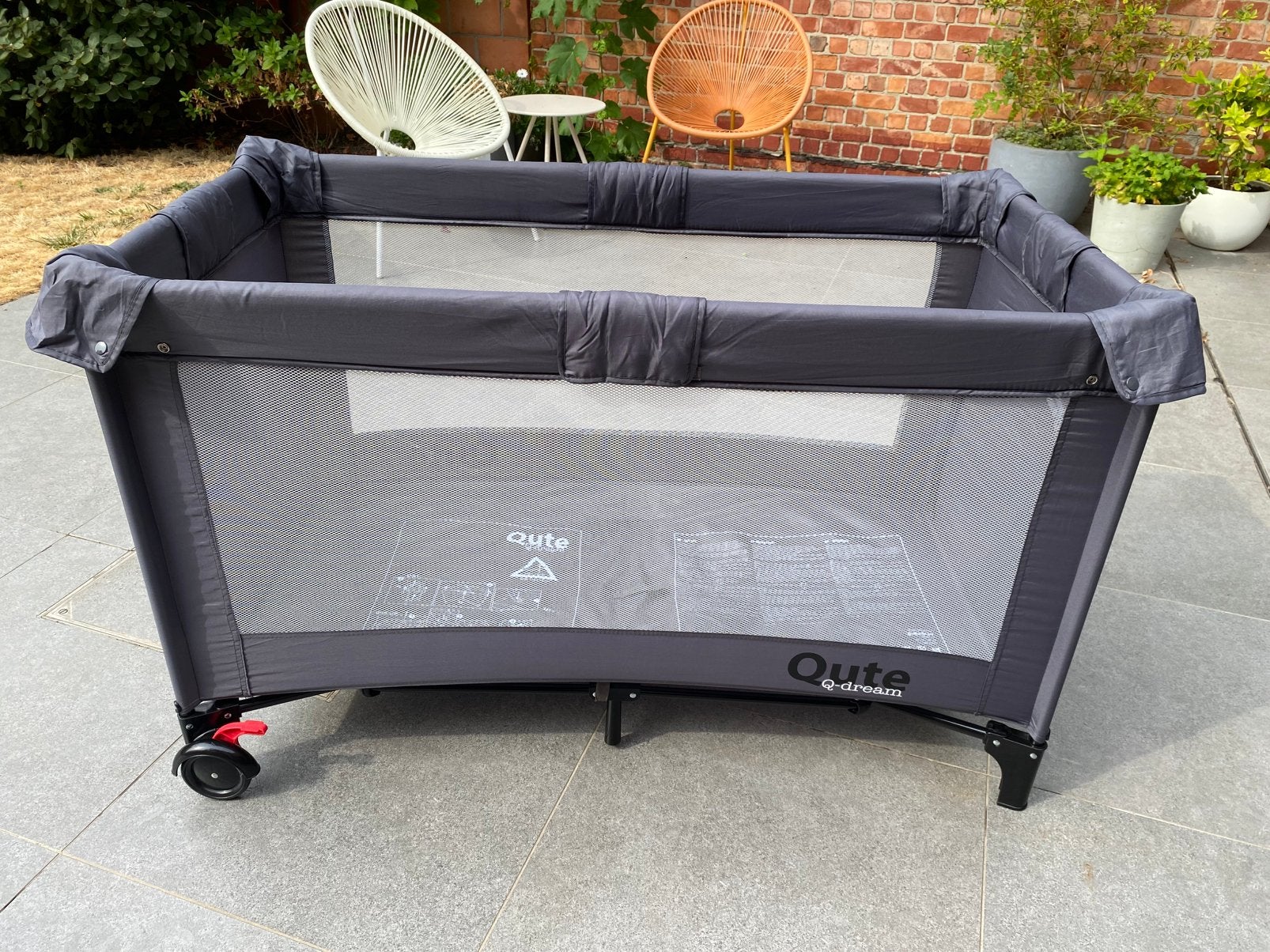 Grijs reisbed met hoogslaper en matras van het merk Qute, Kinderen en Baby's, Ophalen, Zo goed als nieuw, Reisbedje