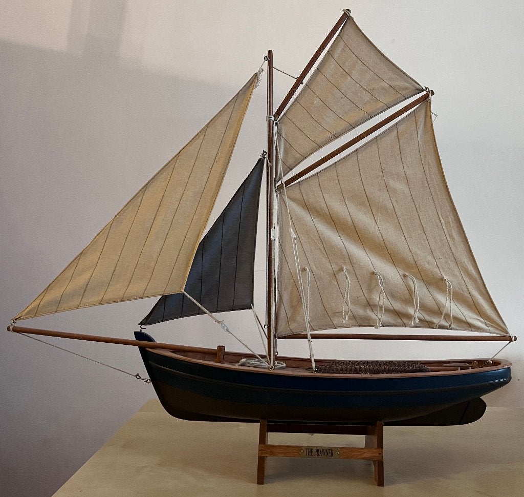Grande maquette voilier bois vintage The Prawner (70x53), Enlèvement, Utilisé, 1:50 à 1:200, Autres marques