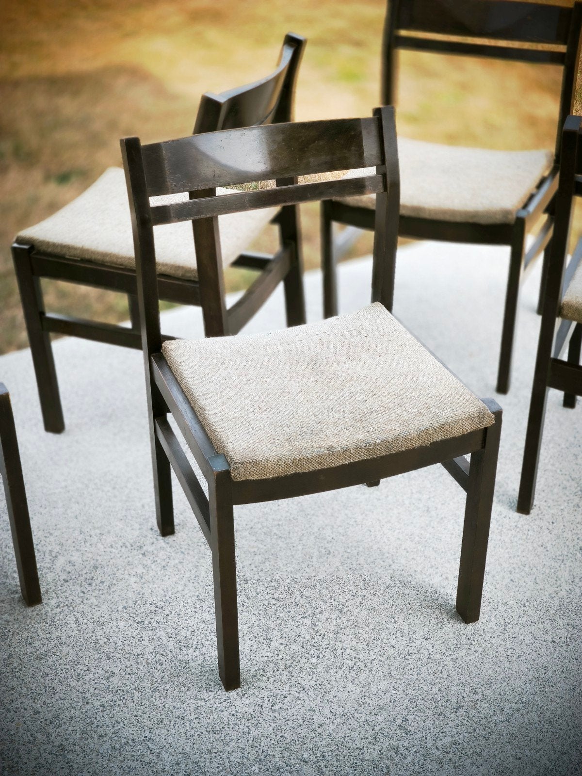 5 vintage bruine stoelen bekleed met beige stof, jaar, Huis en Inrichting, Stoelen, Ophalen, Gebruikt, Bruin, Vintage