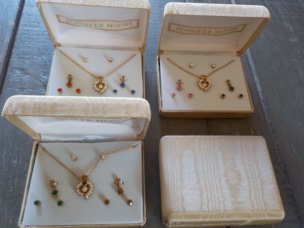Magnifique ensemble de bijoux 11 pièces neuf dans une boîte, Bijoux, Sacs & Beauté, Boucles d'oreilles, Enlèvement ou Envoi, Or